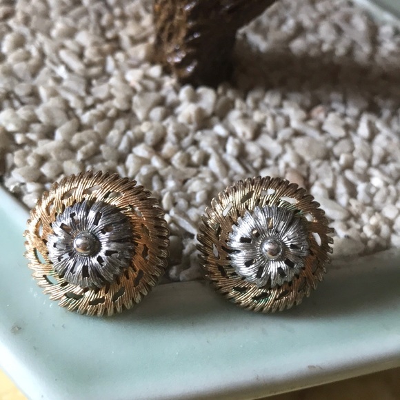 Vintage clip on earring - Picture 1 of 4